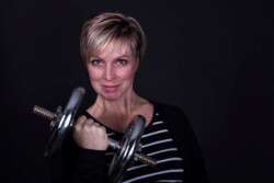 Fysioterapeut med håndvægt Portræt af fysioterapeut