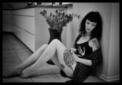 Ung kvinde i køkken portræt af kvinde i køkken