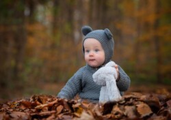 lille dreng i skovbunden Portræt af dreng i skoven