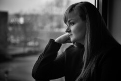 Betænksom kvinde Portræt af kvinde i vindue