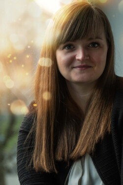 Kvinde i solskin Portræt af kvinde i modlys