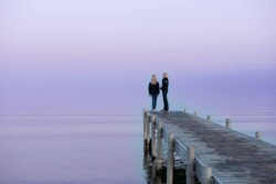 Sommeraften - to børn på badebro - dk Sommeraften med smukke farver