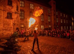 Underholdning med ild i slotsgården Underholdning i slotsgården