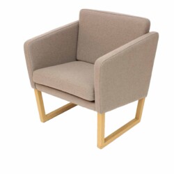 Packshot lænestol fritlagt på hvid baggrund