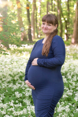 Gravid kvinde i skov Gravid kvinde i skov