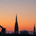 Solopgangen fra hotelværelset (i midten Sankt Nikolai-kirken)